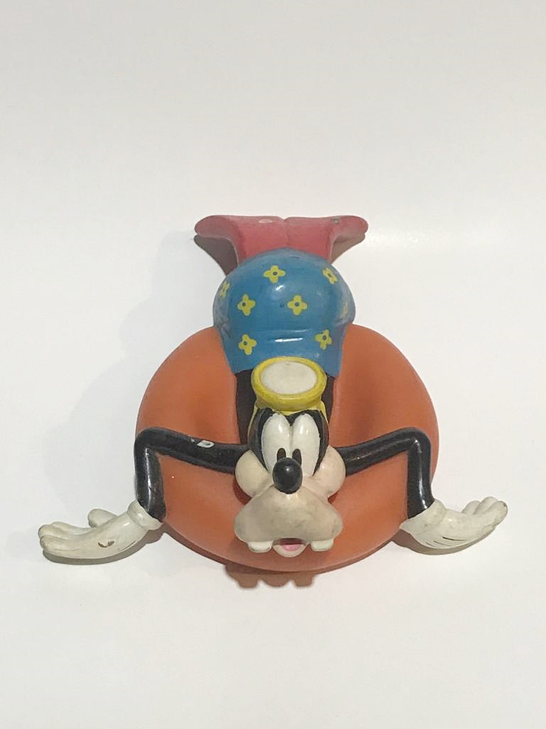 Goofy yüzüyor - Disney & Applause